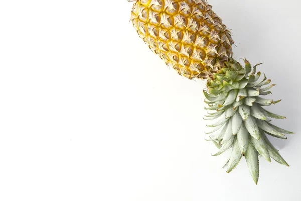 白い背景に分離された新鮮な熱帯熟したパイナップル フルーツ — ストック写真