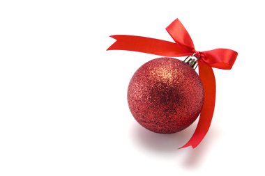 Beyaz arka plan basit görsel düzen tasarım alanı olan şerit yay ile tek kırmızı Noel top