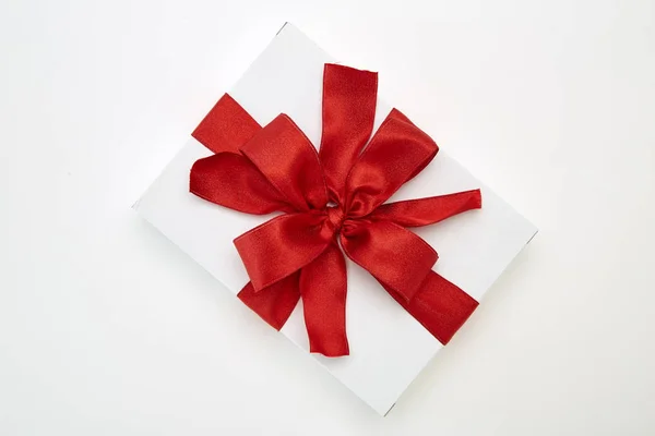 Single White Textured Gift Box Red Ribbon Bow White Background — Stock Photo, Image