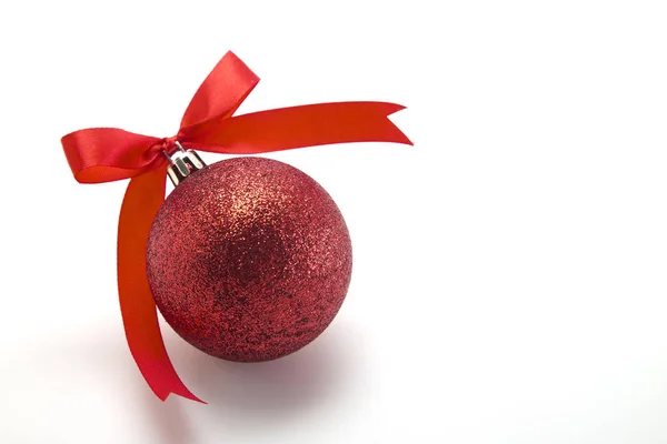Bola Natal Com Laço Fita Fundo Branco Layout Visual Simples — Fotografia de Stock