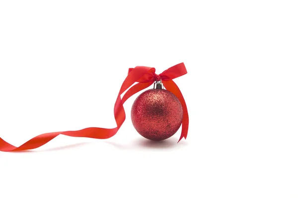 Χριστουγεννιάτικη Μπάλα Κορδέλα Τόξο Στην Απλή Οπτική Διάταξη Λευκό Φόντο — Φωτογραφία Αρχείου