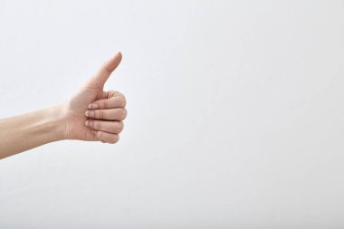 el başparmak ile beyaz zemin üzerine izole. ok işareti kadın