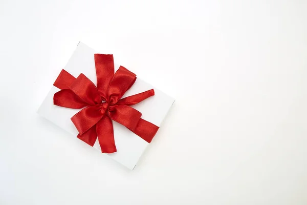 Caja Regalo Con Textura Blanca Única Con Lazo Cinta Roja — Foto de Stock