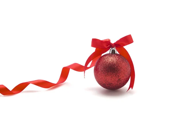 Ενιαία Κόκκινη Χριστουγεννιάτικη Μπάλα Κορδέλα Τόξο Στην Απλή Οπτική Διάταξη — Φωτογραφία Αρχείου