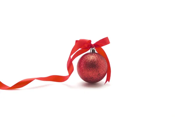 Bola Natal Vermelho Único Com Laço Fita Fundo Branco Layout — Fotografia de Stock