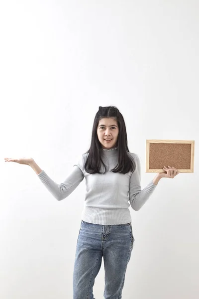 Closeup Aziatische Vrouw Met Kurk Boord Hand Met Een Idee — Stockfoto