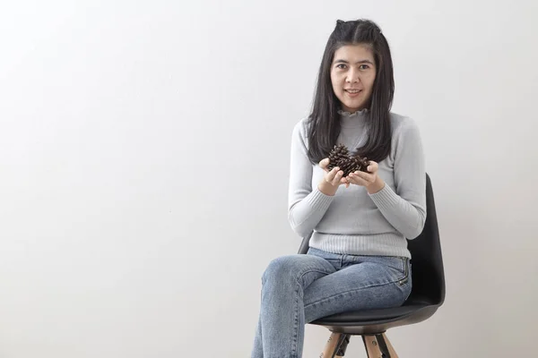 Mooi Aziatisch Meisje Met Lang Zwart Haar Jeans Met Dennenappels — Stockfoto