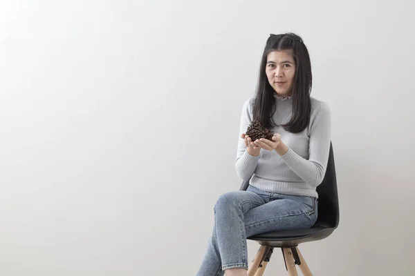 Mooi Aziatisch Meisje Met Lang Zwart Haar Jeans Met Dennenappels — Stockfoto