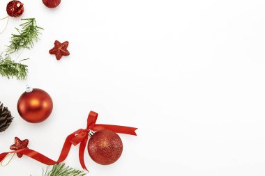 Düz yatıyordu. Yılbaşı süsleri ve hediyeleri beyaz arka plan, tasarım için boş alan üzerinde Noel çerçeve