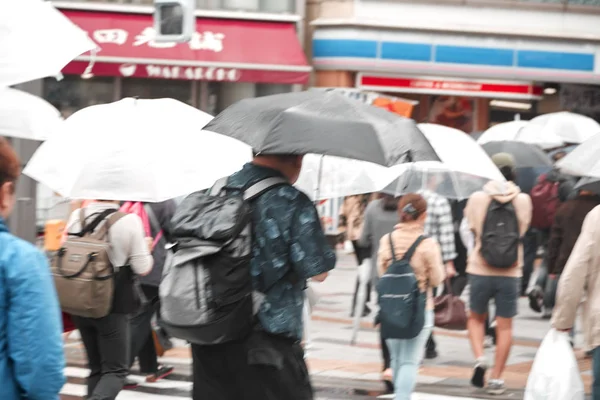 Verschwommene Menschen Mit Regenschirmen Auf Der Straße Der Stadt Tokio — Stockfoto
