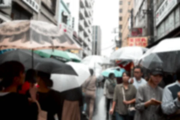 Verschwommene Menschen Mit Regenschirmen Auf Der Straße Der Stadt Tokio — Stockfoto