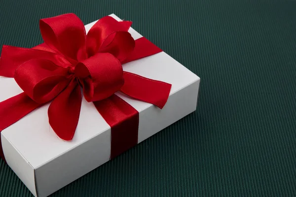 美丽的礼品盒与丝带在绿纸背景 — 图库照片