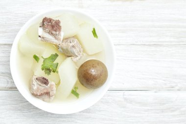 Ünlü ev yapımı taze turşu limon çorbası domuz eti ve kendi mesaj, doğal ışık yazmak için boş alan ile beyaz ahşap masa kış kavun