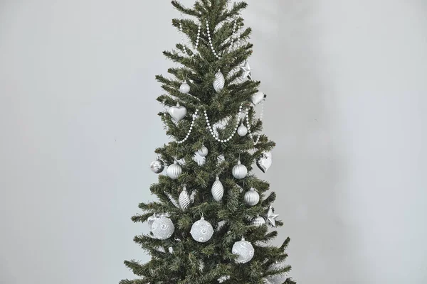 Ασημί Μπάλες Για Χριστουγεννιάτικο Δέντρο Νέο Έτος 2019 — Φωτογραφία Αρχείου