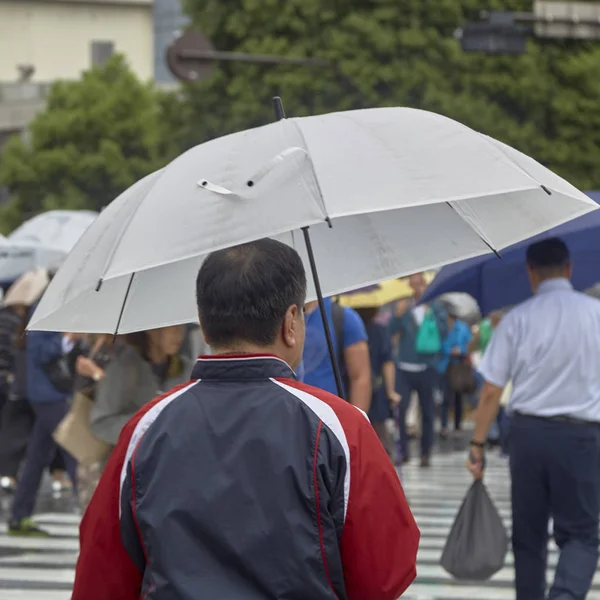 Mann Mit Regenschirm Läuft Regen Shibuya Platz — Stockfoto