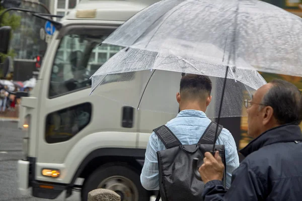 Mann Mit Regenschirm Läuft Regen Shibuya Platz — Stockfoto
