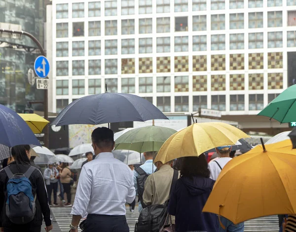 Mann Mit Regenschirm Läuft Regen Shibuya Platz — Stockfoto
