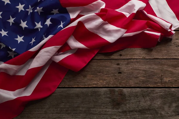 Amerikan bayrağı eski rustik ahşap tahta üzerinde. Tasarım kavramı önemli gün Amerika boş alan