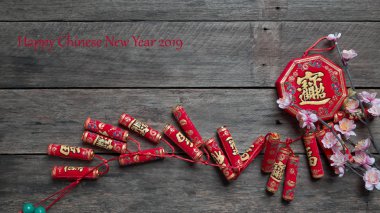Çin yeni yılı kutlamak 2019 fişek On rustik eski ahşap arka plan (Çince karakterler. Fu. makalede bakın iyi şanslar, zenginlik, para akışı) boş alanı tasarımı için düz yatıyordu, en iyi görünüm, Asya yeni yıl arka plan.