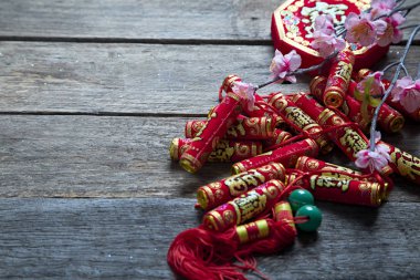 Çin yeni yılı kutlamak 2019 fişek On rustik eski ahşap arka plan (Çince karakterler. Fu. makalede bakın iyi şanslar, zenginlik, para akışı) boş alanı tasarımı için düz yatıyordu, en iyi görünüm, Asya yeni yıl arka plan.