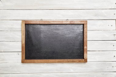 Yazı tahtası Beyaz ahşap masa üzerinde ahşap çerçeve içinde. Üstten görünüm kopya alanı.