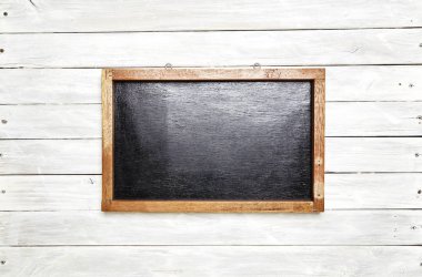 Yazı tahtası Beyaz ahşap masa üzerinde ahşap çerçeve içinde. Üstten görünüm kopya alanı.