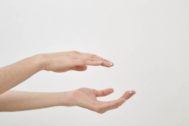 Güzel kadının ellerini beyaz arka planda, Cilt Bakımı