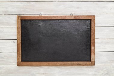 Yazı tahtası Beyaz ahşap masa üzerinde ahşap çerçeve içinde. Üstten görünüm kopya alanı.