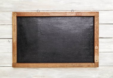 Yazı tahtası Beyaz ahşap masa üzerinde ahşap çerçeve içinde. Üstten görünüm kopya alanı.
