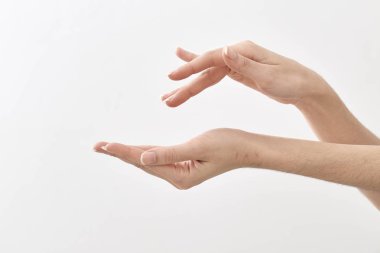 Güzel kadının ellerini beyaz arka planda, Cilt Bakımı