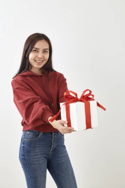 Genç Asyalı kadın parlak gri duvar arka plan üzerinde bir hediye kutusu ile Tamam göster