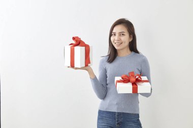 Genç Asyalı kadın parlak gri duvar arka plan üzerinde bir hediye kutusu ile Tamam göster