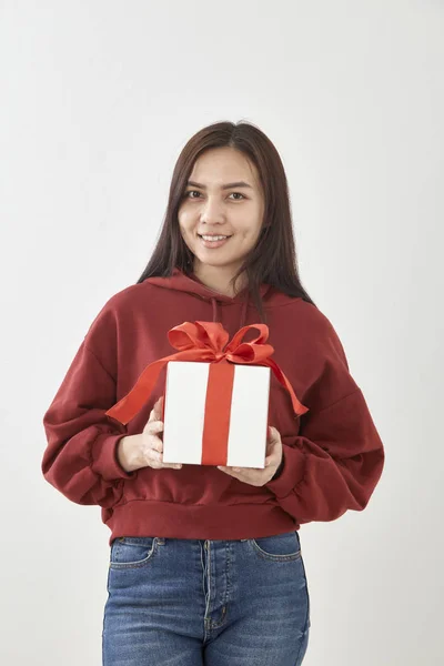 Молодая Азиатка Показать Подарочной Коробкой Ярко Сером Фоне Стены — стоковое фото