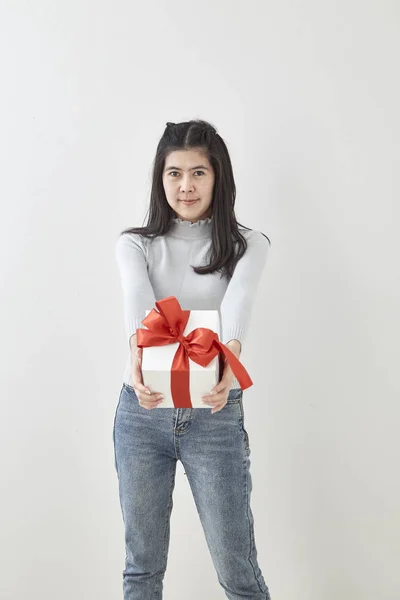 Молодая Азиатка Шоу Подарочной Коробкой Ярко Сером Фоне Стены — стоковое фото