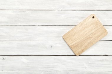 Kesme tahtası üstten görünüm ahşap arka plan beyaz ahşap arka plan kopya alanı ile tasarım için boş alan,