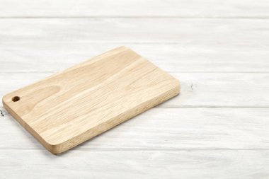 Kesme tahtası üstten görünüm ahşap arka plan beyaz ahşap arka plan kopya alanı ile tasarım için boş alan,