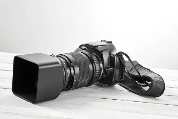 Oude Digitale Foto Zwart Dslr Camera Telelens Witte Houten Achtergrond — Stockfoto