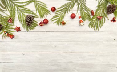 Beyaz ahşap masa arka plan üzerinde kırmızı Noel süsler. Neşeli Noel kartı. Kış tatil tema. Mutlu yeni yıl 2019. Metin için yer.