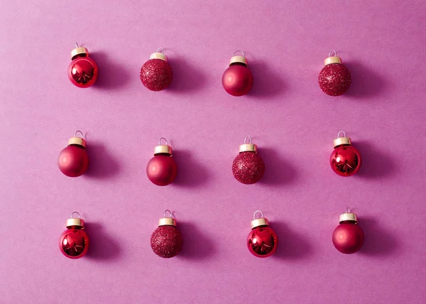 Ornement Rouge Boules Noël Sur Fond Papier Violet Pastel Avec — Photo