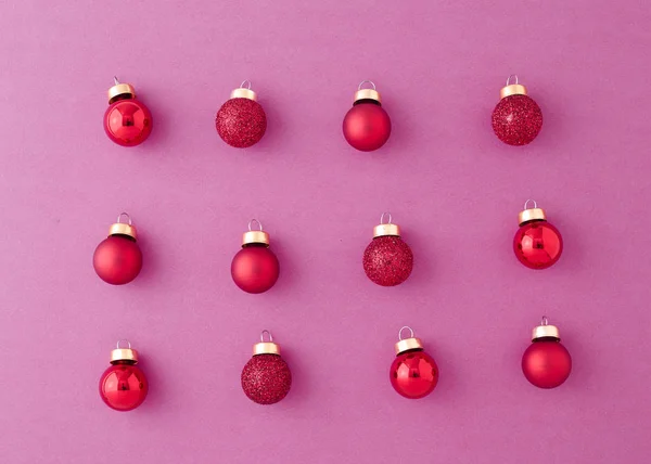 Ornement Rouge Boules Noël Sur Fond Papier Violet Pastel Avec — Photo