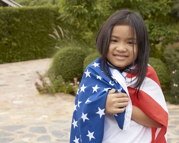 Schattig Klein Aziatisch Meisje Amerikaanse Vlag Achtertuin Huis Rechtenvrije Stockfoto's