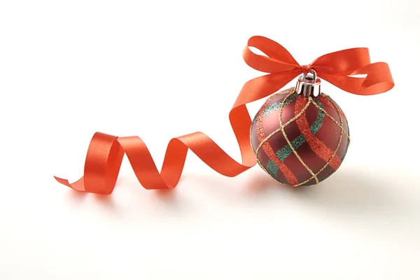 Rote Weihnachtsbaumkugel Mit Schleife Isoliert Auf Weißem Hintergrund — Stockfoto
