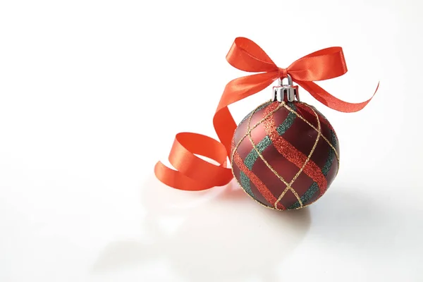白い背景に隔離されたリボン弓と赤いクリスマスの装飾のボール — ストック写真