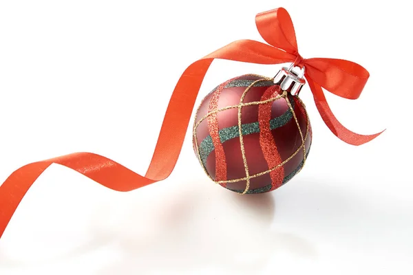 白い背景に隔離されたリボン弓と赤いクリスマスの装飾のボール — ストック写真