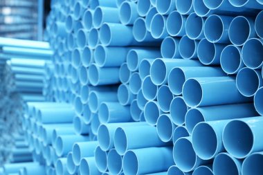 arka plan renkli mavi Pvc Boru inşaat alanı içinde yığılmış