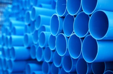 arka plan renkli mavi Pvc Boru inşaat alanı içinde yığılmış
