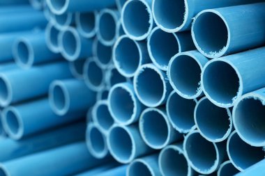 arka plan renkli mavi Pvc Boru inşaat alanı içinde yığılmış