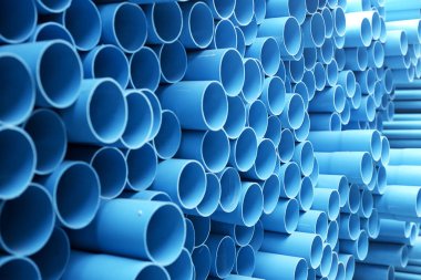 arka plan renkli mavi Pvc Boru inşaat alanı içinde yığılmış