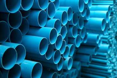 arka plan renkli mavi Pvc Boru inşaat alanı içinde yığılmış