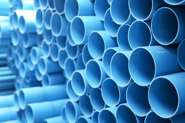 arka plan renkli mavi Pvc Boru inşaat alanı içinde yığılmış
